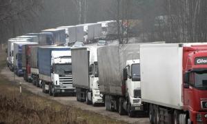 На кордоні між Україною й Росією знову утворилася черга з фур
