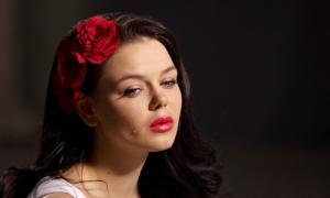 Юна співачка Аліна Гросу заінтригувала фанатів фото у весільній сукні