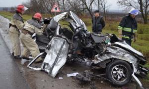 На Харківщині три людини загинули внаслідок зіткнення легковика з вантажівкою