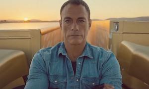 Щоб прорекламувати вантажівку, Ван Дамм сів на шпагат