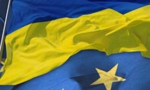 Євромайдани по Україні: У Дніпропетровську — погрози, у Луцьку — мандарини