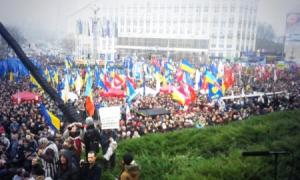 У центрі Києва вже зібралися більше 100 тисяч людей, які хочуть в Європу