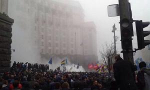 «Беркутівці» під Кабміном б’ють протестувальників кийками