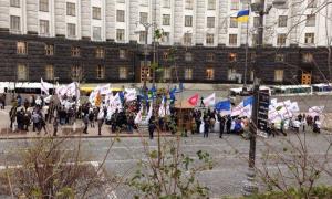 Півтори сотні мітингувальників під Кабміном вимагають відставки Азарова
