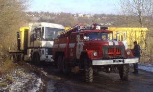 На трасах Львівщини через ожеледицю почали застрягати автівки