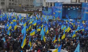 На Європейській площі зібралися 20 тисяч людей з символікою Партії регіонів
