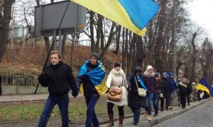 Українцям забракло рук, щоб утворити живий ланцюг між Києвом і ЄС