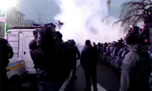 На Майдані б’ються спортивні молодики та мітингувальники