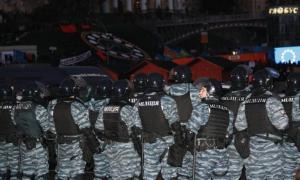 Міліція оточила Майдан, «Беркут» б’є журналістів