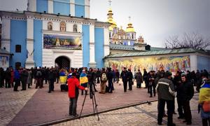 Побиті вночі учасники Євромайдана зібралися біля Михайлівського собору