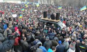 На Михайлівську площу прибувають мітингувальники зі Львова