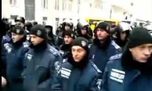 Біля Адміністрації президента вишикувалася міліція та внутрішні війська
