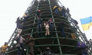 Мітингувальники видерлися на головну ялинку і почепили на вершечку прапор ЄС