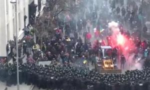 Сутички під Адміністрацією президента тривають, є поранені