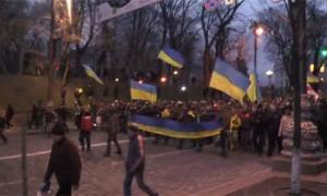 Під Кабміном назбиралося близько 7 тисяч мітингувальників. Трансляція