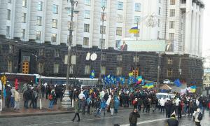 Територія біля Верховної Ради швидко заповнюється людьми. Трансляція