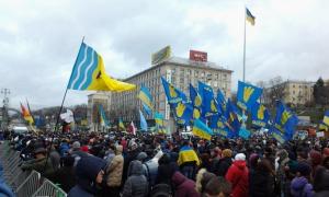 Мітингувальники дивляться трансляцію з Ради на Євромайдані