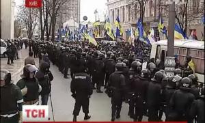 Під Радою мітингувальники кидали у «Беркут» цукерки, а потім повернулися на Євромайдан