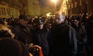 Опозиція закликає Президента скасувати візит до Китаю та підписати указ про відставку уряду