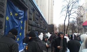 Мітингувальники зранку заблокували будівлю Кабміну. Трансляція