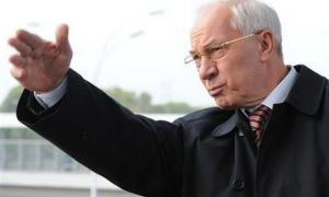 Азаров натякнув протестувальникам, що їх захищати нікому