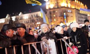 Євромайданівська республіка прикрашала ялинку та співала пісень