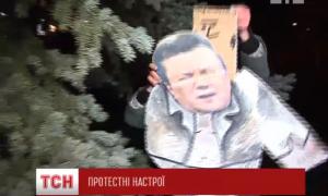 У Луганську студенти повісили на ялинку люльку Януковича
