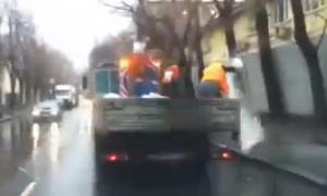 «Турботливі» московські комунальники замість снігу посипають сіллю людей і машини