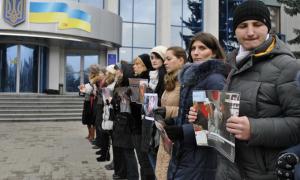 У Рівному засудили насилля міліції на "Алеї побитих журналістів"
