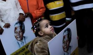 До будинку Нельсона Мандели сходяться натовпи африканців