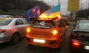 На Межигір’я рушила колона автомобілістів. Трансляція