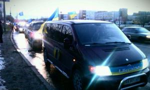 На під’їзді до Межигір’я автоколону активістів зупинило ДАІ
