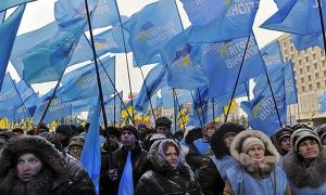 Мітингувальникам на підтримку Януковича платять по 100 гривень за «зміну»