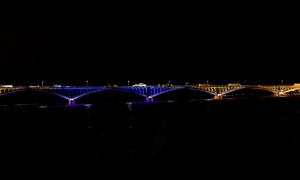 Щоб підтримати Україну, міст між США і Канадою запалили синім і жовтим кольором