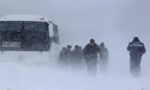 На Сумщині автомобілі вже починають застрявати в снігових заметах