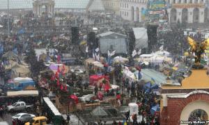 Мітингувальники йдуть пікетувати телеканали
