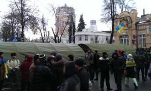 Мітингувальники встановили в урядовому кварталі перші намети