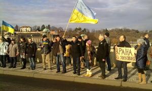 У Празі мітингувальники утворили живий ланцюг, щоб підтримати Марш мільйонів
