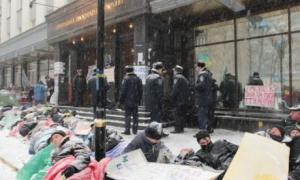 Біля Генпрокуратури під снігом триває лежачий протест