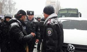 У Василькові півтора десятка автобусів спецпризначенців прорвалися і їдуть до Києва