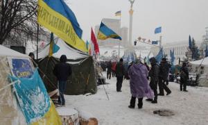 Люди сходяться на Євромайдан, незважаючи на сніг