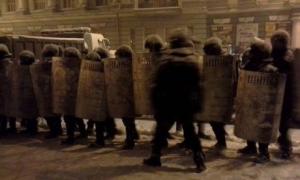 Силовики штурмують пікети на перехресті Інститутської і Шовковичної