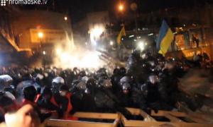 Сьогодні вночі «Беркут» штурмував Євромайдан. Відео