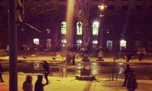 Мітингувальники біля КМДА влаштували каток для силовиків