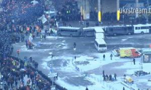 На оточений спецназом Євромайдан прибувають люди, таксисти везуть усіх безплатно