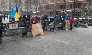 Євромайданцівці відновлюють барикади, у Київраді теж спокійно