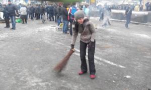 Євромайданівці прибирають територію й готуються стояти далі