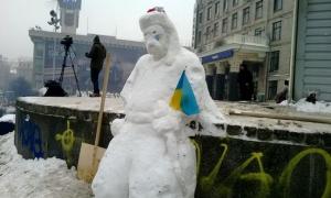Євромайданівці зліпили зі снігу козака