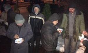 Сьогодні вночі невідомі "викинули" на столичний Євромайдан 30 бомжів з Миколаєва 