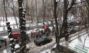 Під будівлею МВС мітингувальники скандують «Міліція з народом»